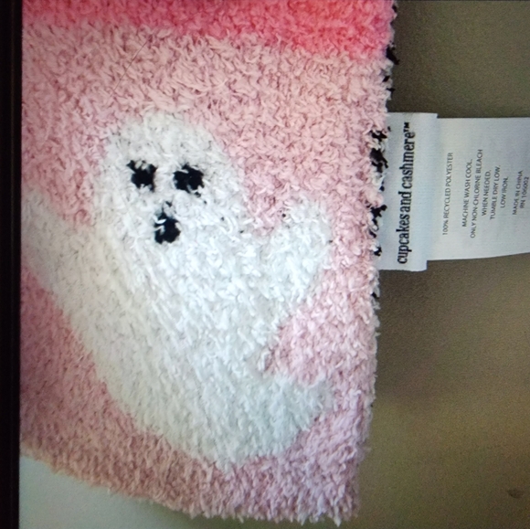 NWT Adorable TikTok Viral Halloween Ghost 👻 Blanket ! PINK & WHITE BY 💗 - Picture 5 of 5